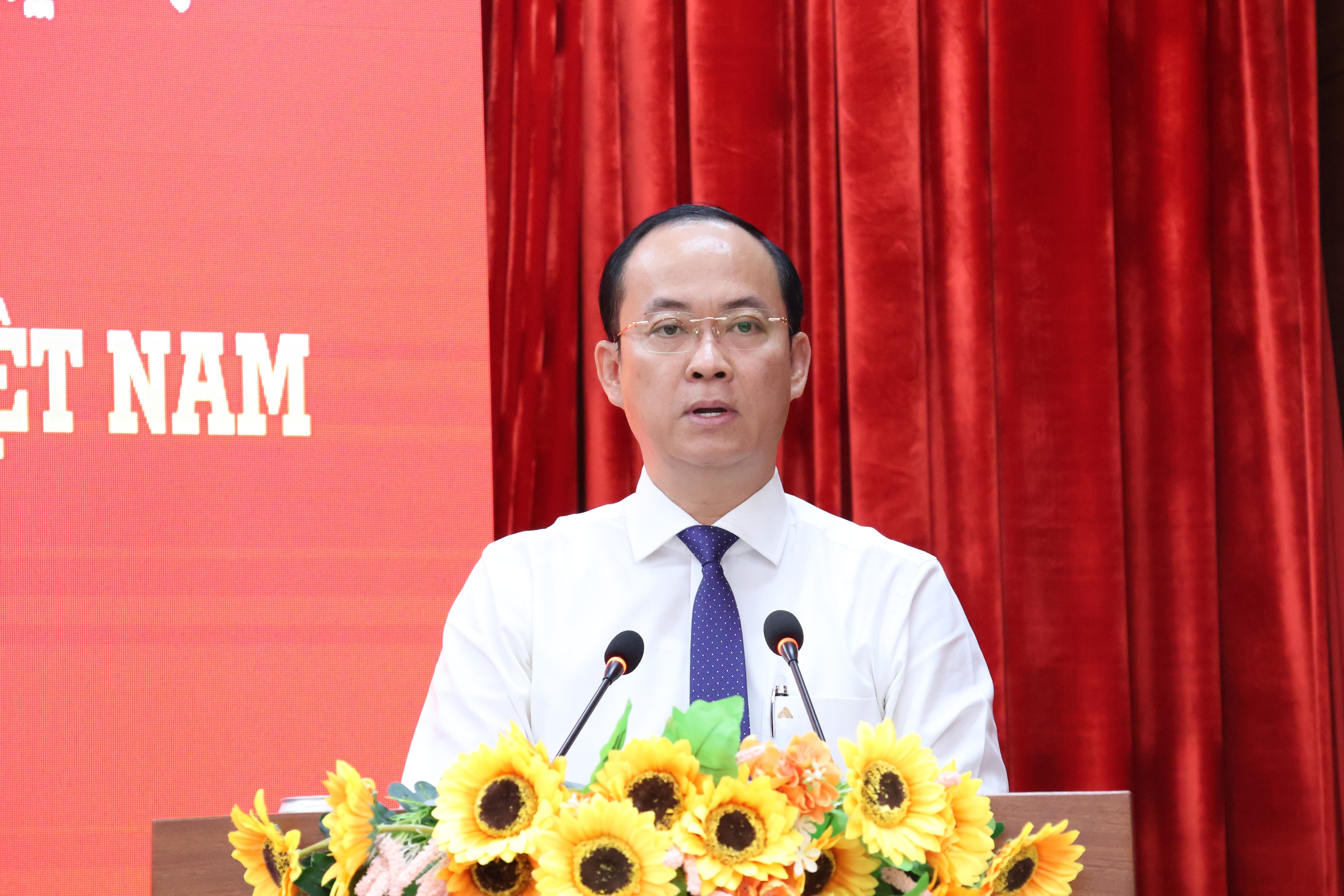 Đảng ủy các cơ quan Đảng TPHCM trao Huy hiệu Đảng cho 23 đảng viên năm 2026 - Ảnh 1.