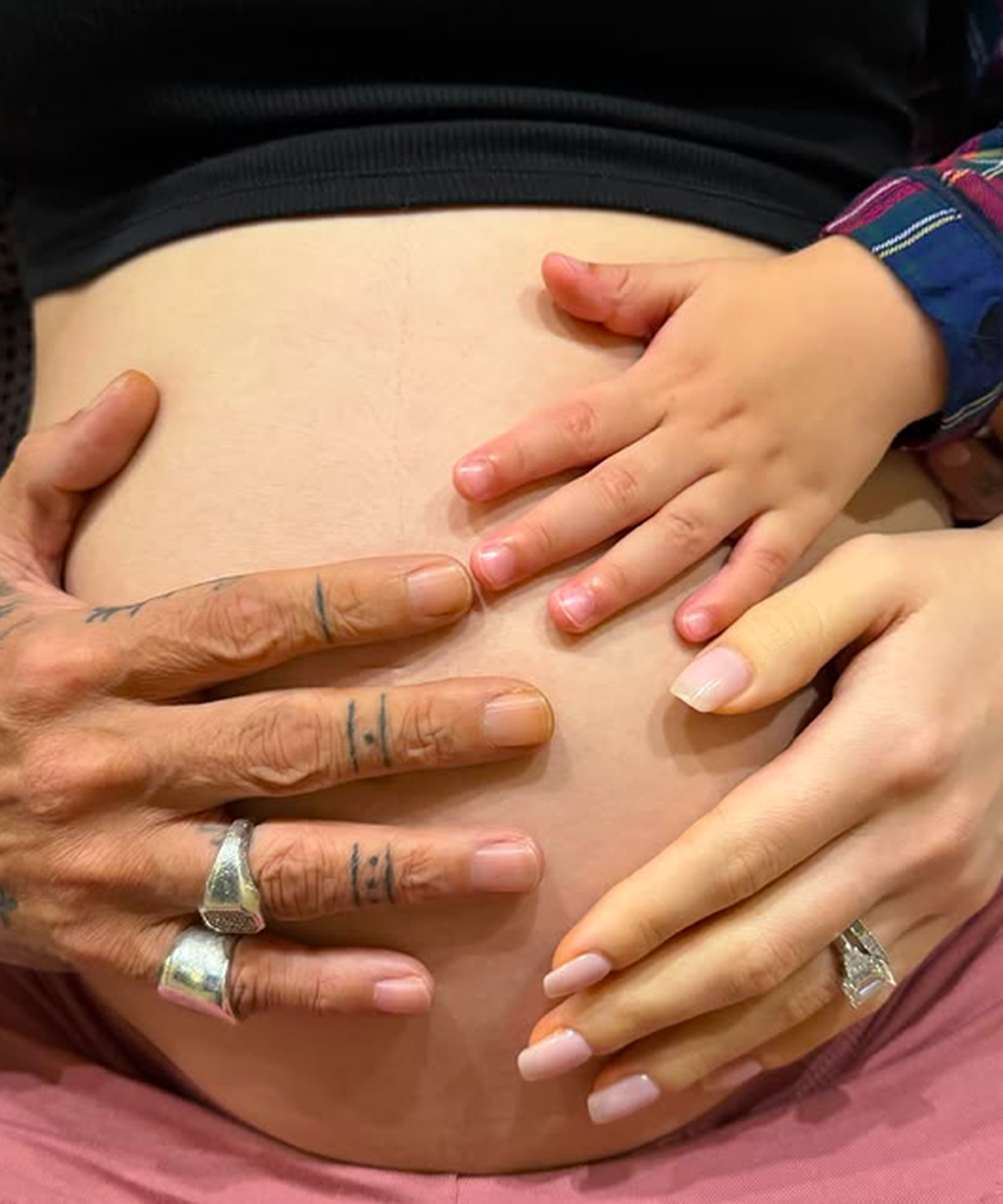 Danh ca 58 tuổi sắp lên chức cha lần thứ 8 cùng vợ á hậu kém tuổi - 1