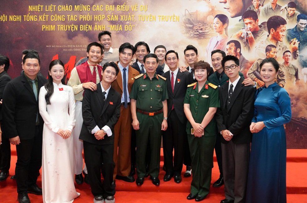 Đạo diễn Đặng Thái Huyền: Sau Mưa đỏ đây là lúc cần thận trọng... - 1