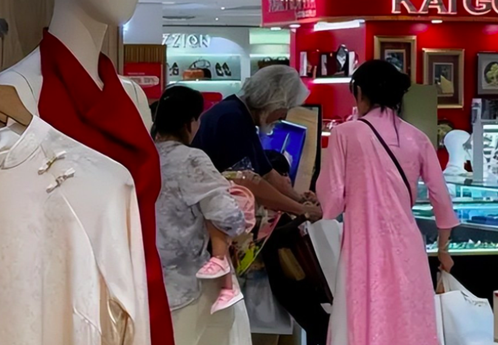 Đạo diễn Trương Kỷ Trung đưa vợ kém 31 tuổi sang Việt Nam du lịch dịp Tết - 1