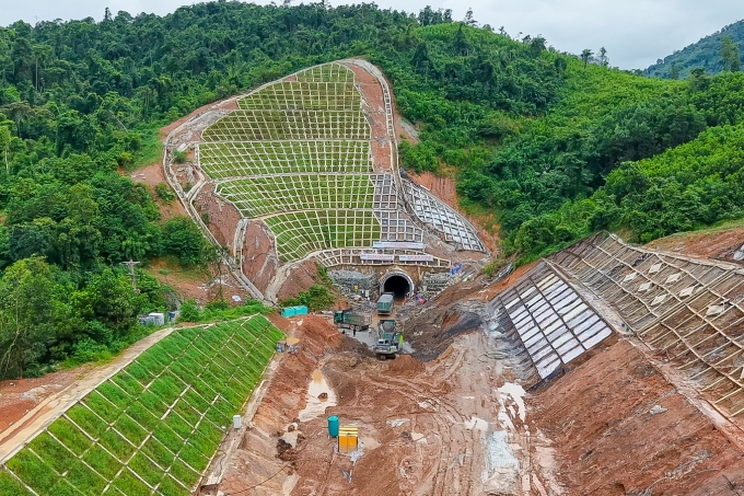 Công trường thi công hầm đường sắt Khe Nét. Ảnh: Anh Duy