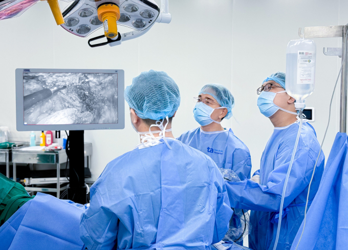 Bác sĩ Thái (thứ 2, từ phải qua) đang thực hiện phẫu thuật nội soi đặt tấm lưới nhân tạo cho người bệnh. Ảnh: Bệnh viện Đa khoa Tâm Anh