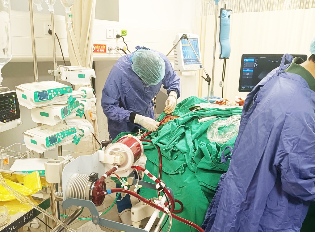Đặt tim phổi nhân tạo cứu sống bệnh nhân ngừng tuần hoàn do ngạt khí độc - 1