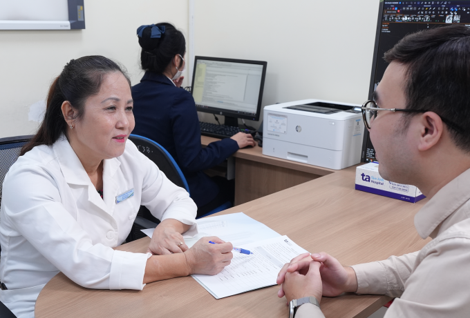 PGS Tính tư vấn cho người bệnh theo dõi hạch cổ. Ảnh: Bệnh viện Đa khoa Tâm Anh