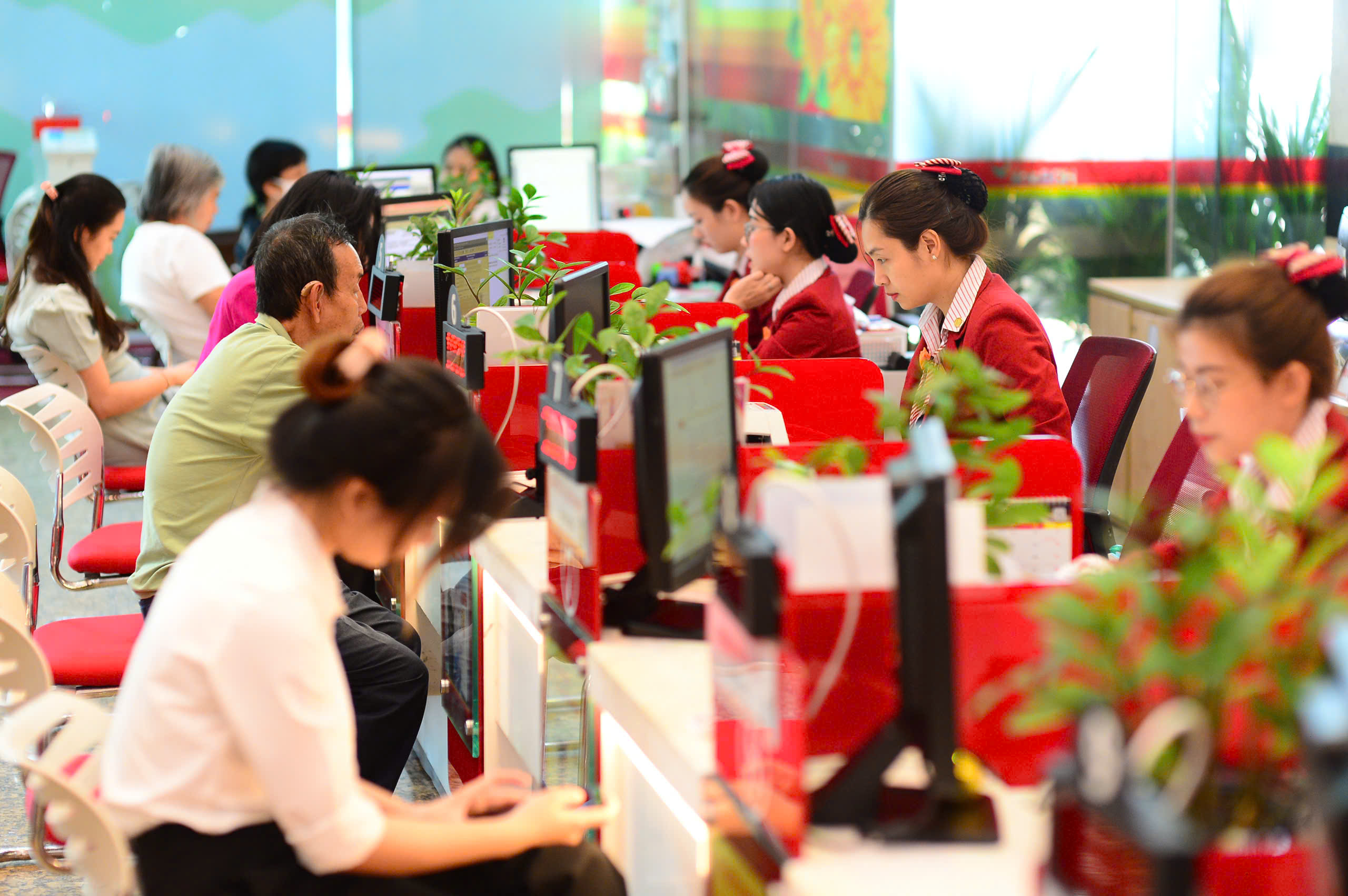 Đâu phải ‘banker’ nào cũng nhận lương mấy chỉ vàng, có ngân hàng chỉ trả hơn chục triệu/tháng 1 ngân hàng - Ảnh 1.