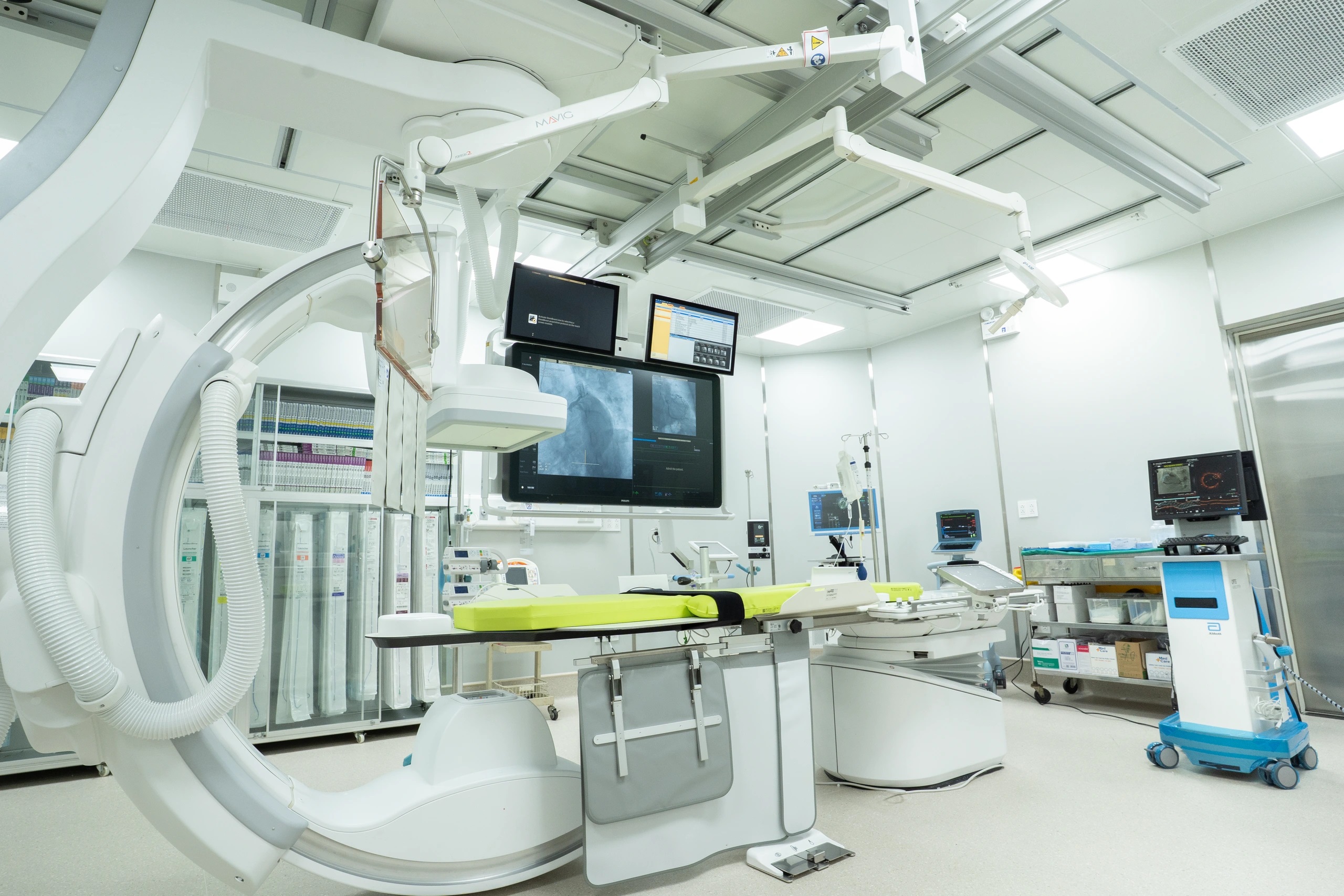 Đầu tư thiết bị y tế tối tân để cứu người bệnh - Ảnh 1.