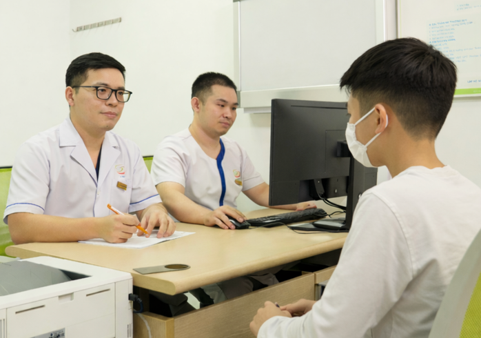 Bác sĩ tư vấn, thăm khám cho thiếu niên bị xoắn tinh hoàn. Ảnh: Tâm An