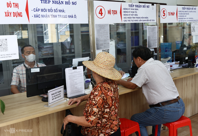 Cán bộ, nhân viên UBND phường Phước Long A, TP Thủ Đức xử lý các thủ tục hành chính cho người dân, tháng 5/2025. Ảnh: Quỳnh Trần