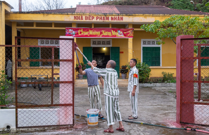 Phạm nhân tại giam Nghĩa An, tỉnh Quảng Trị trang trí không gian đón Tết. Ảnh: Hoàng Táo