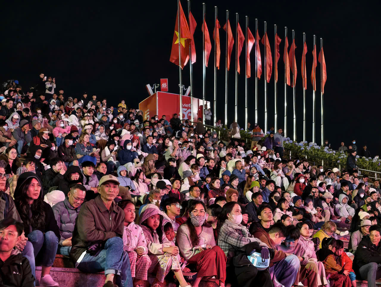 Đêm giao thừa 13 độ C, hàng ngàn người háo hức chờ pháo hoa ở Đà Lạt- Ảnh 1.