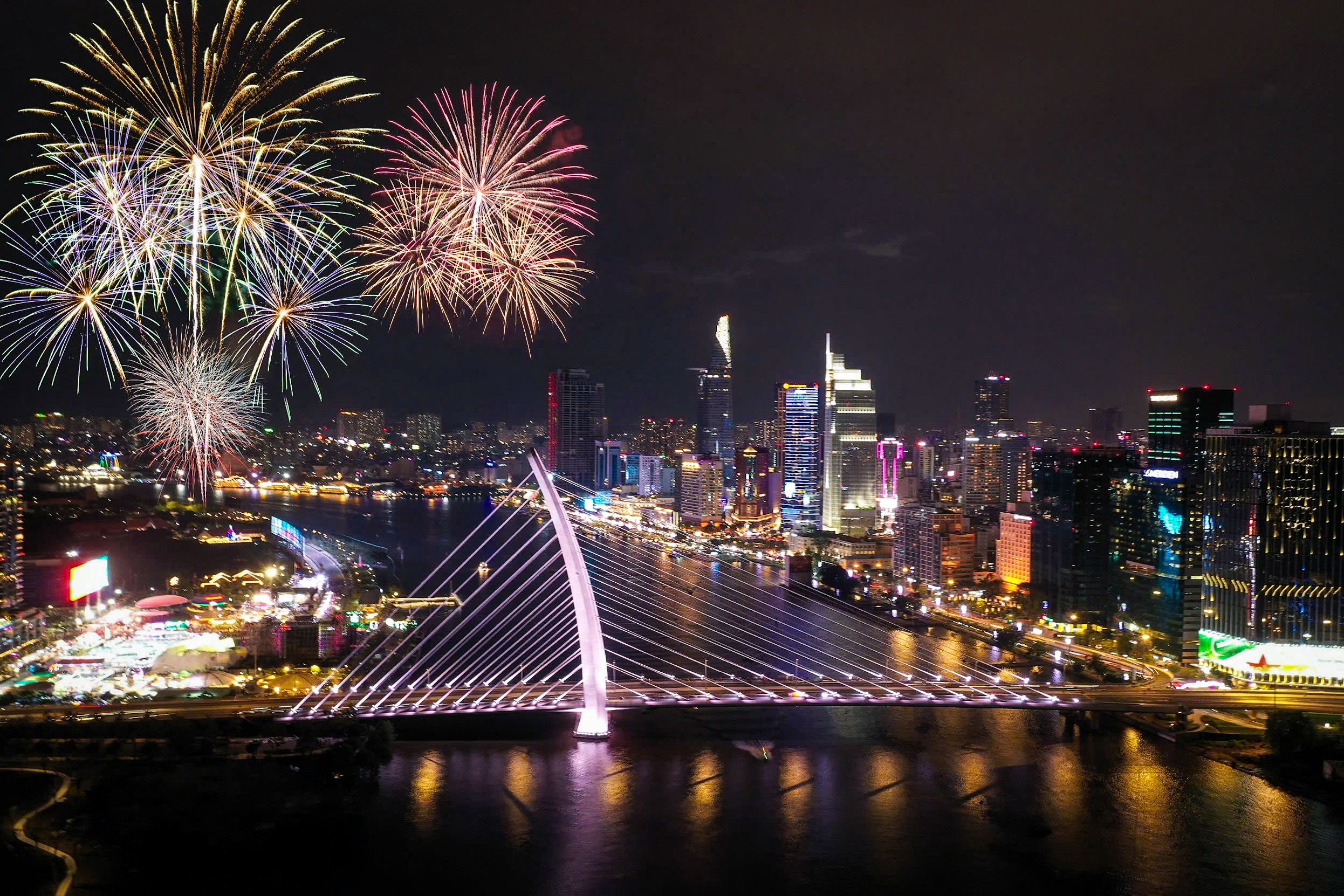 Đêm nay giao thừa, người dân TP.HCM đi xem pháo hoa phải né những đường nào?- Ảnh 1.