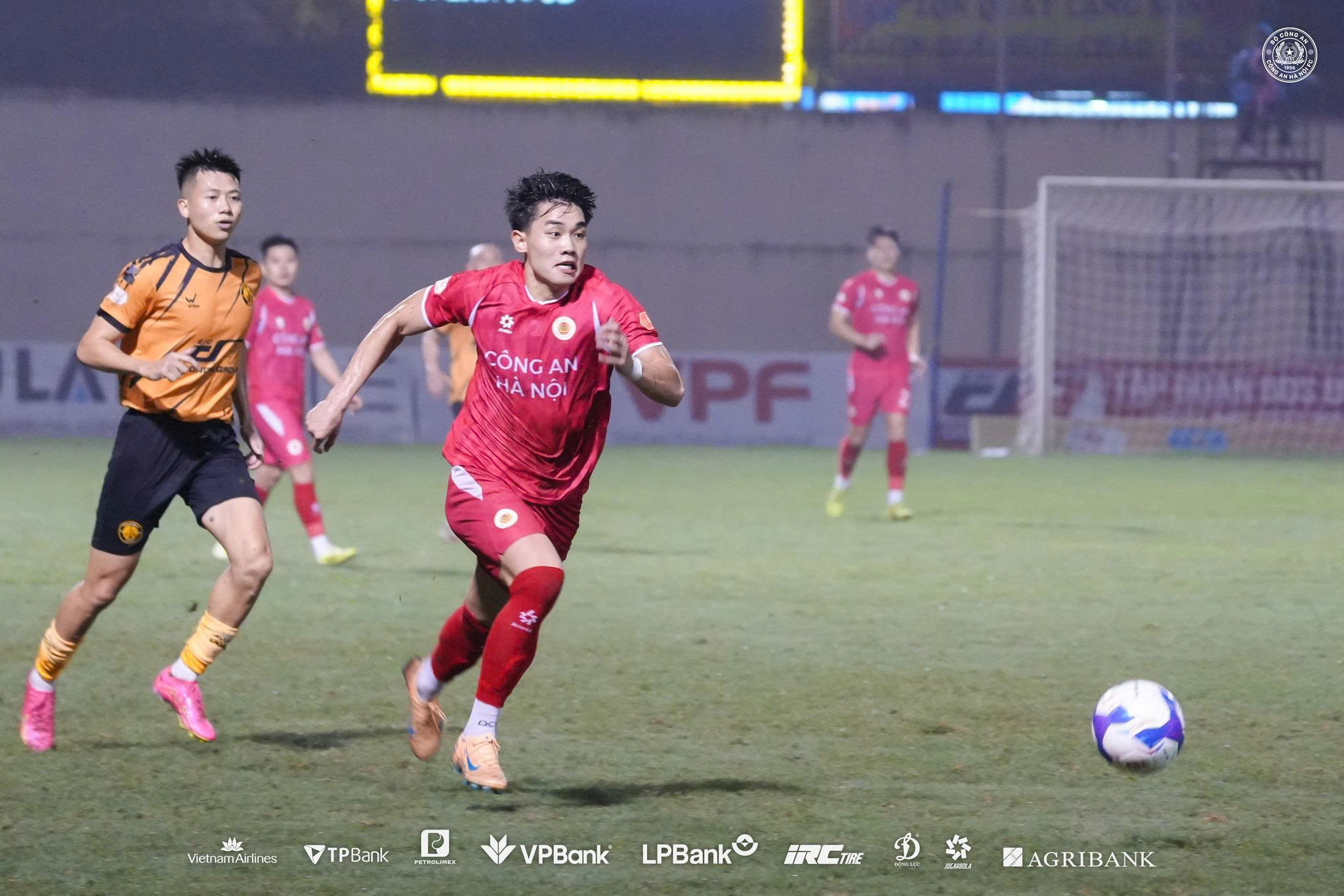 Derby rực lửa, nhóm cuối “nghẹt thở” vì trụ hạng 1 V-League trở lại: Derby rực lửa, nhóm cuối “nghẹt thở” vì trụ hạng - Ảnh 1.