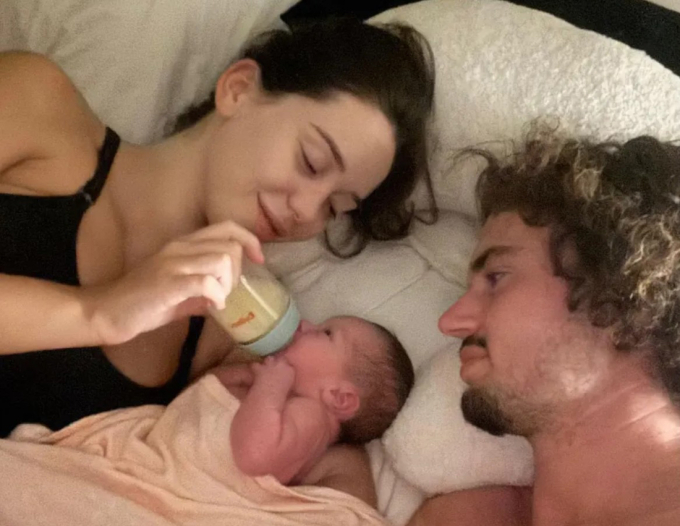 Hattie, bạn trai cô, Bailey và con gái họ, bé Isla-Grace. Ảnh: Kennedy Newsand Media