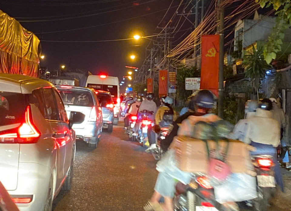 Đi từ miền Tây tới TP.HCM 120km mất hơn 8 tiếng, mong sớm cải thiện - Ảnh 1.