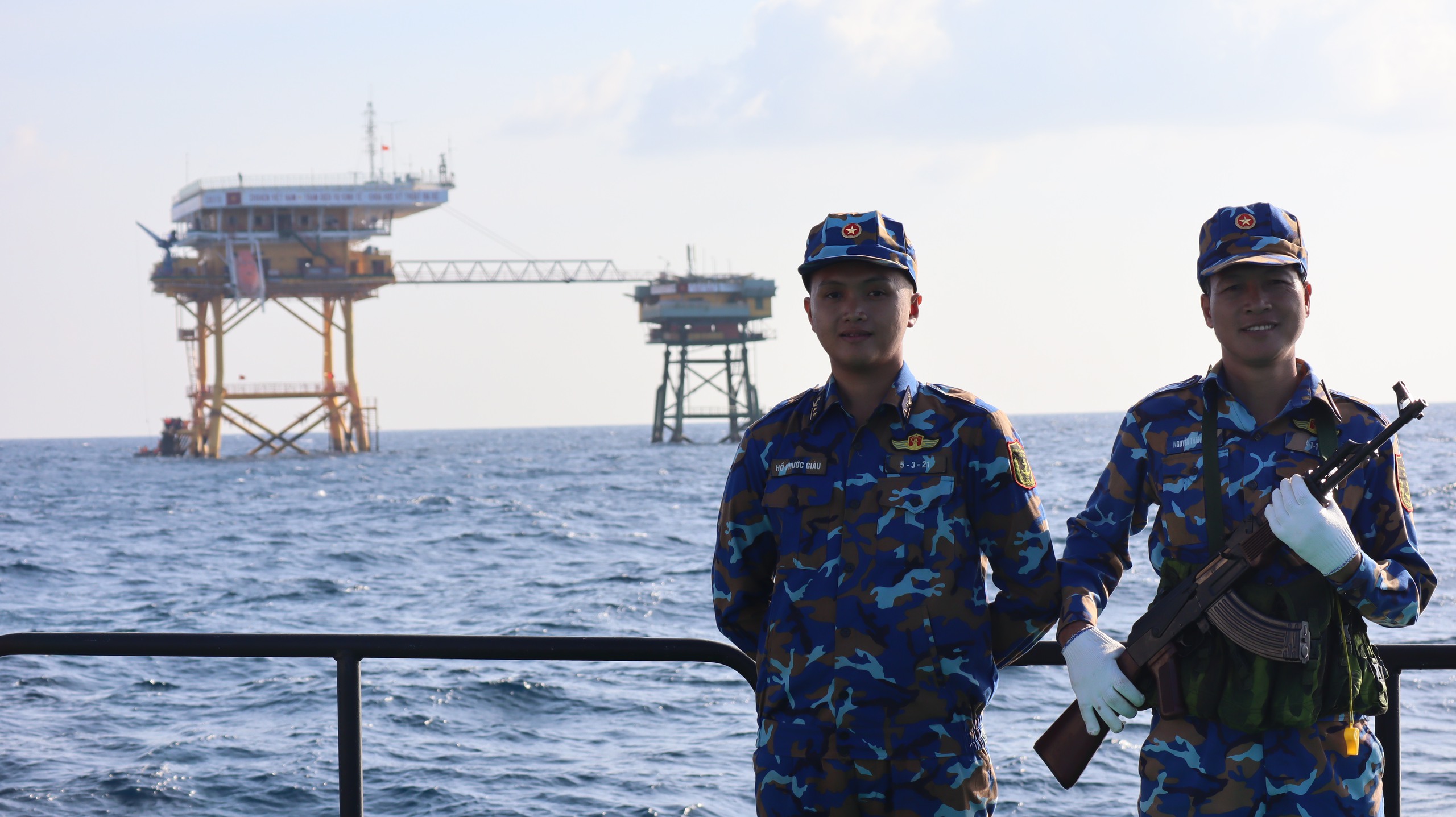 Vùng 2 Hải quân hỗ trợ ngư dân bám biển: Điểm tựa vững chắc giữa trùng khơi - Ảnh 1. Vùng 2 Hải quân hỗ trợ ngư dân bám biển: Điểm tựa vững chắc giữa trùng khơi - Ảnh 1.