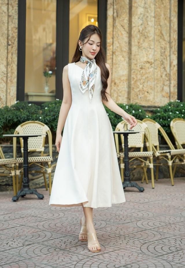 Điểm xuyết vào những chuyến du lịch đầu năm với khăn lụa họa tiết hoa- Ảnh 1.