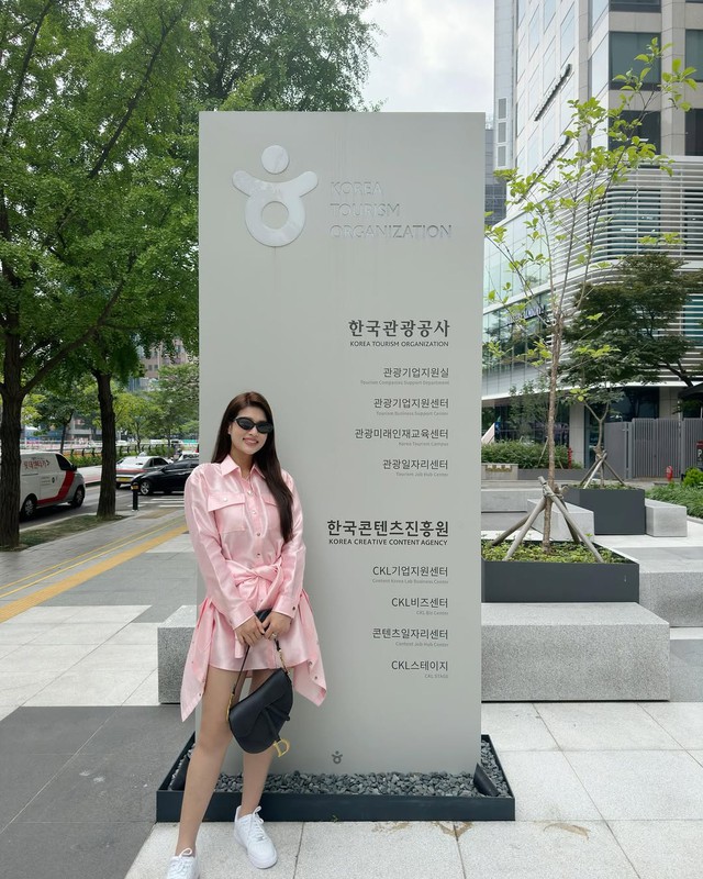 Diện áo sơ mi, đầm sơ mi để tận hưởng vẻ đẹp thanh lịch mùa xuân- Ảnh 1.