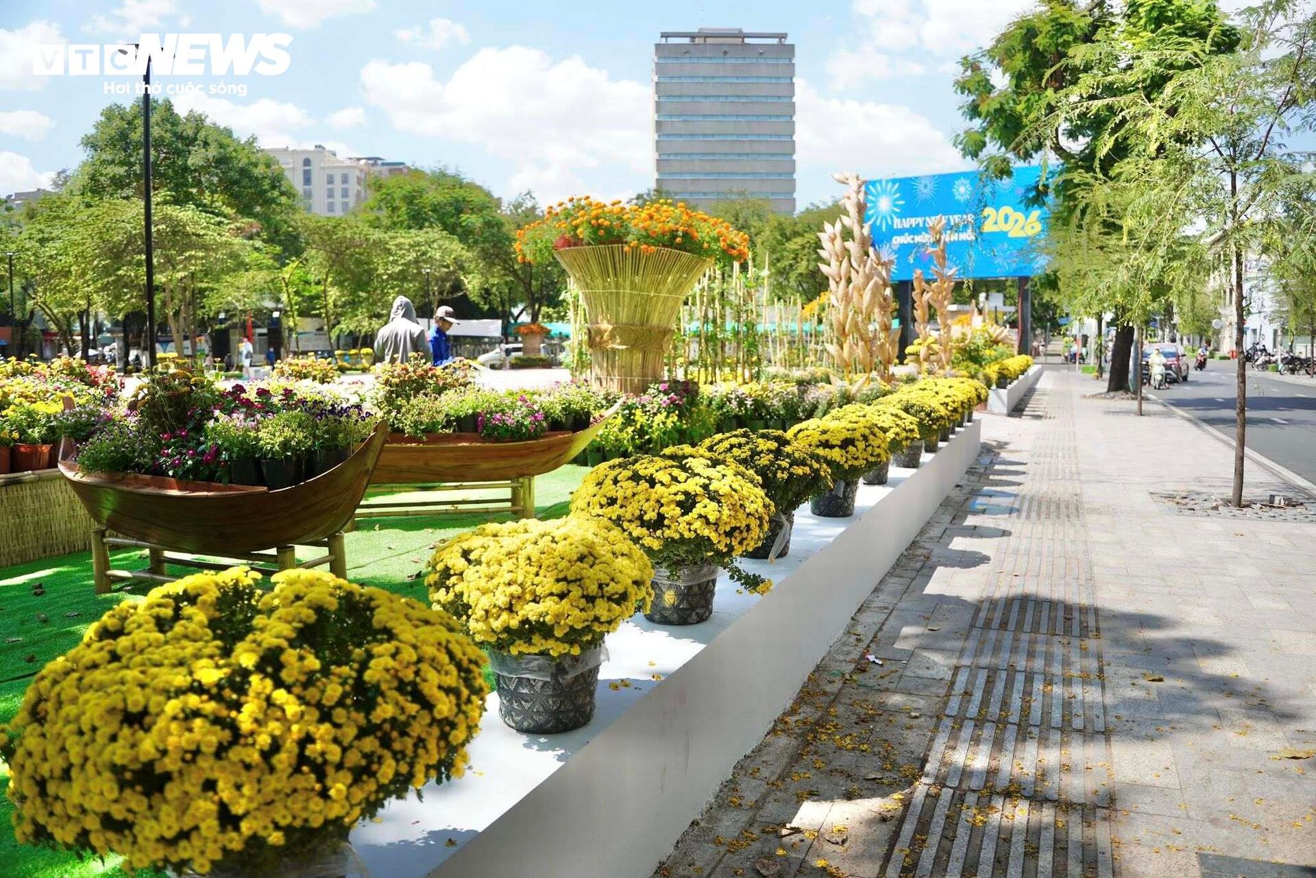 Diện mạo khác lạ của khu đất 'quây tôn' hơn 2 thập kỷ ở trung tâm TP.HCM- Ảnh 1.