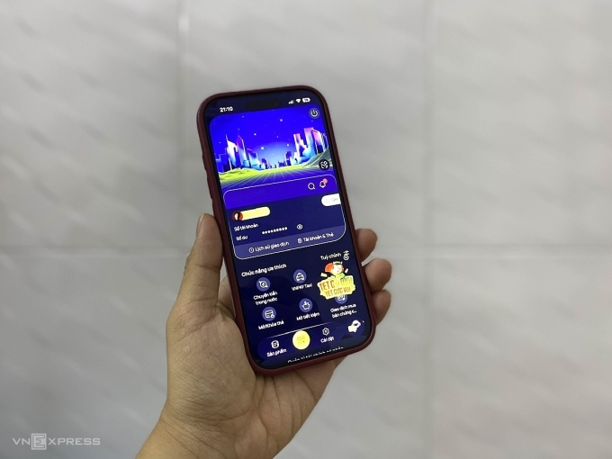 Giao diện chính của một ứng dụng mobile banking trên điện thoại. Ảnh: Tất Đạt