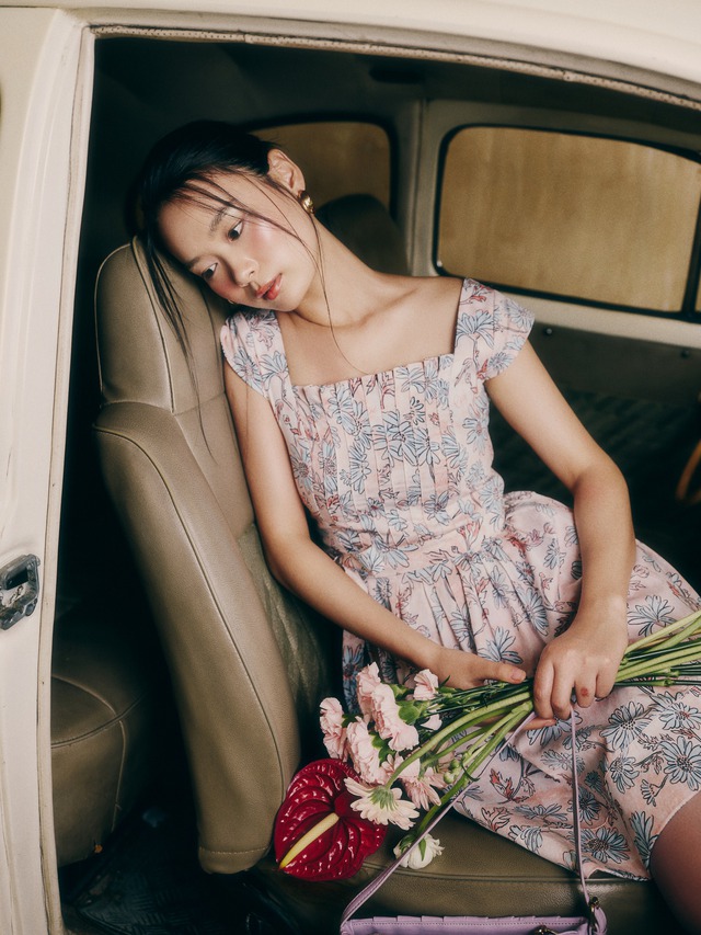 Diện váy hoa, đầm họa tiết, nàng lúc nào cũng trẻ trung xinh đẹp- Ảnh 1.