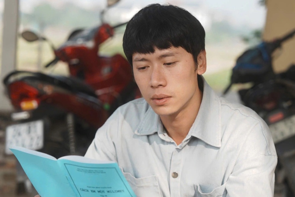 Diễn viên Hoàng Long đón cái Tết đầu không có bố, thay ông cầm cuốc ra vườn - 1