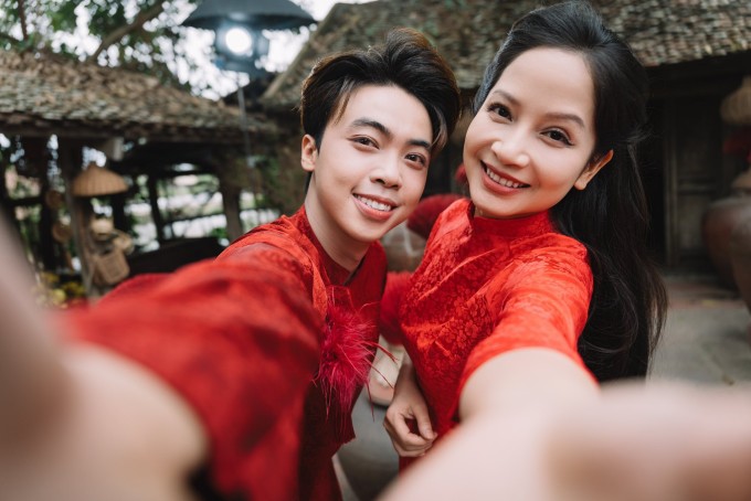 Diệu Thảo Phía trước là bầu trời được khen đẹp không tuổi 1 Diệu Thảo 'Phía trước là bầu trời' gần đây được chú ý khi xuất hiện cùng Lưu Quốc Vượng trong MV 'Tết bình an bên nhau'. Diễn xuất cùng nam ca sĩ kém mình hơn 20 tuổi, cô được nhận xét trẻ trung. Trên mạng xã hội, nhiều người nói cô là mỹ nhân không tuổi, dường như bị thời gian bỏ quên và không khác nhiều so với thời mới nổi tiếng cách đây 25 năm.