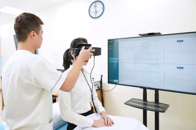 Kỹ thuật viên kiểm tra rối loạn tiền đình cho người đến khám. Ảnh minh họa: Bệnh viện Đa khoa Tâm Anh
