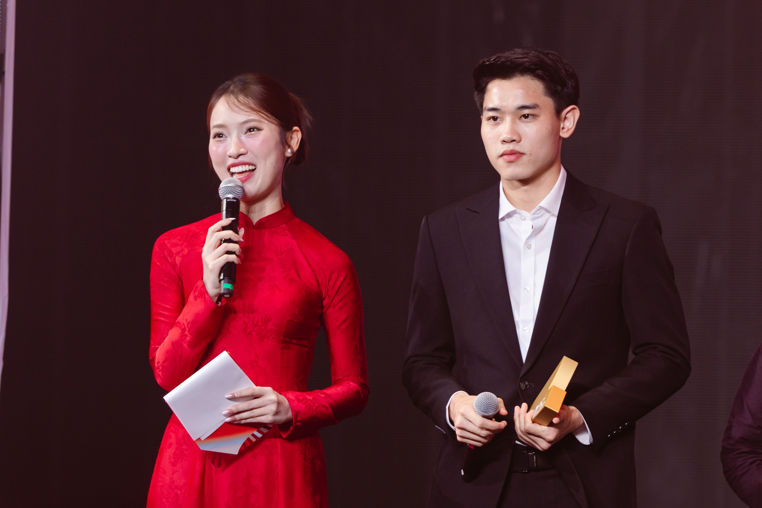 Đình Bắc tái hiện khoảnh khắc ăn mừng trên sân khấu WeChoice Awards, ‘cương quyết’ không chịu hé lộ bí mật…- Ảnh 1.