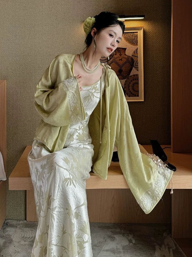 Dịu dàng ngày đầu năm với áo khoác mỏng phối đầm hai dây- Ảnh 1.