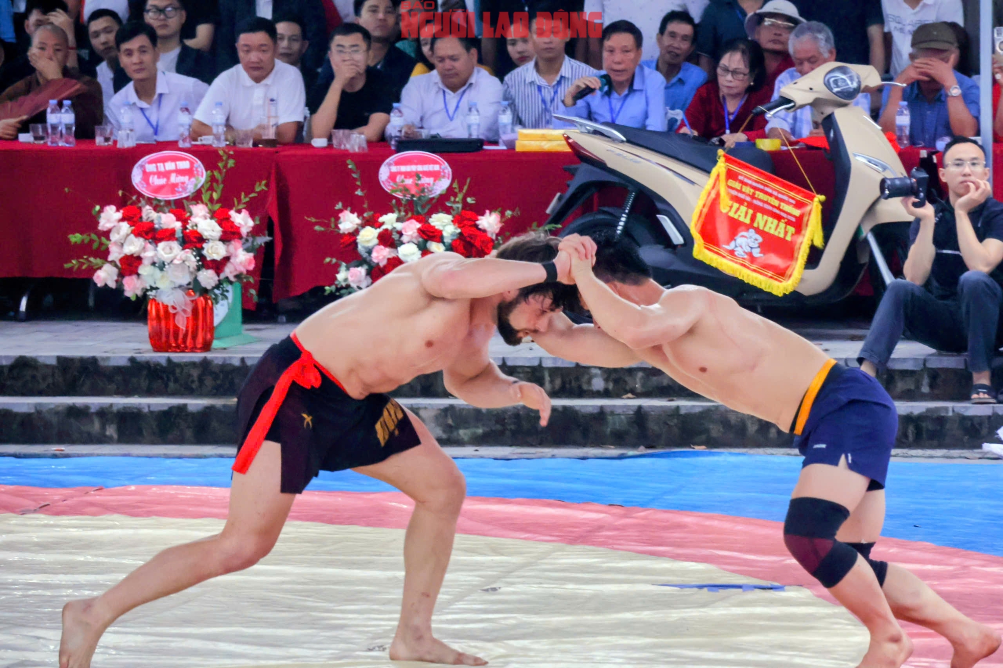 VIDEO: Đô vật Zakhar đại náo sới vật Ngô Sài và 