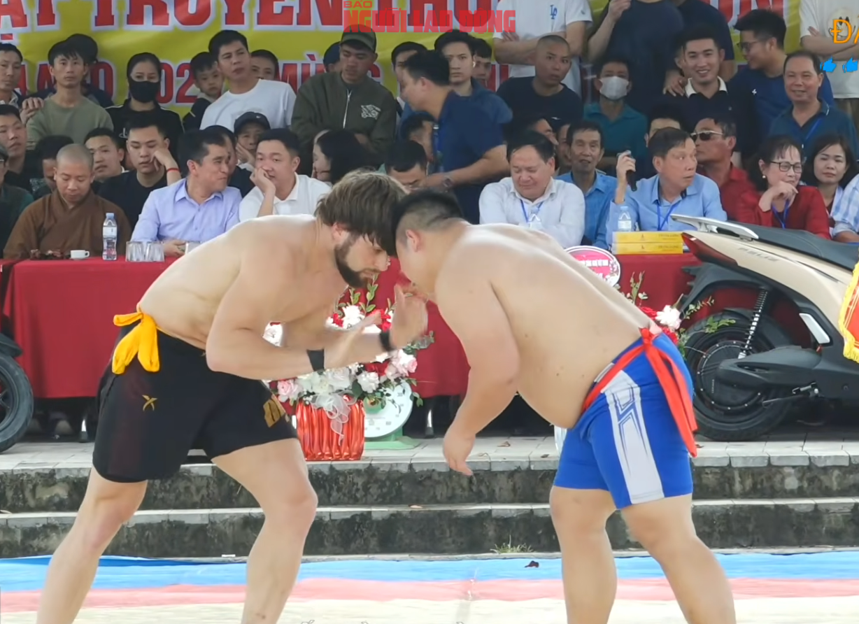 VIDEO: Đô vật Zakhar đại náo sới vật Ngô Sài và 