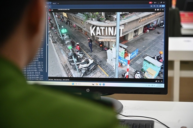 Công an Hà Nội soi qua Camera AI phát hiện lấn chiếm vỉa hè trước một quán cafe. Ảnh: Linh Đan