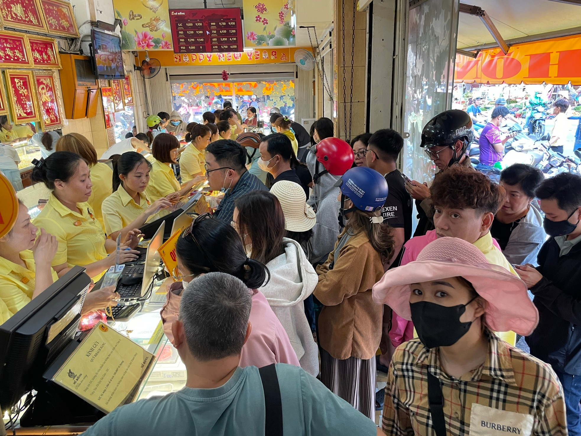 Vía Thần Tài: Đổ xô mua vàng nhưng 3 sai lầm này khiến nhiều người “mất lộc” ngay trong ngày lấy may- Ảnh 3. Vía Thần Tài: Đổ xô mua vàng nhưng 3 sai lầm này khiến nhiều người “mất lộc” ngay trong ngày lấy may- Ảnh 3.