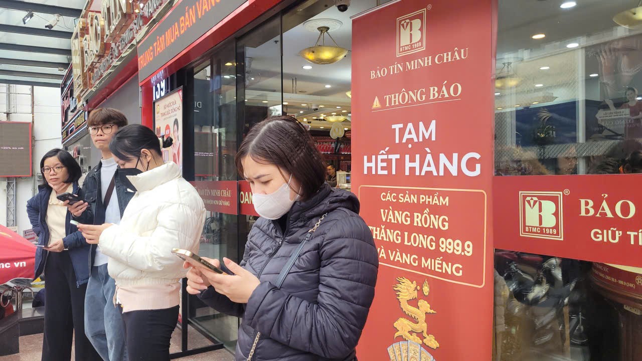 Đổ xô xếp hàng mua vàng, bạc - Ảnh 1.