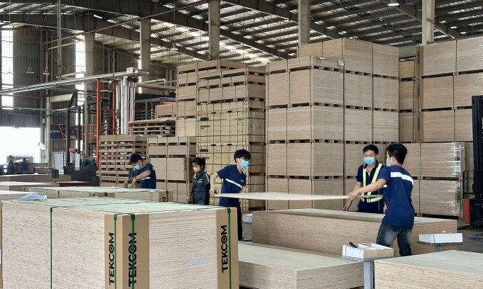 Sản xuất tại nhà máy ván ép cốp pha Tekcom tại Khu công nghiệp Nam Tân Uyên, TP HCM. Ảnh: Dỹ Tùng