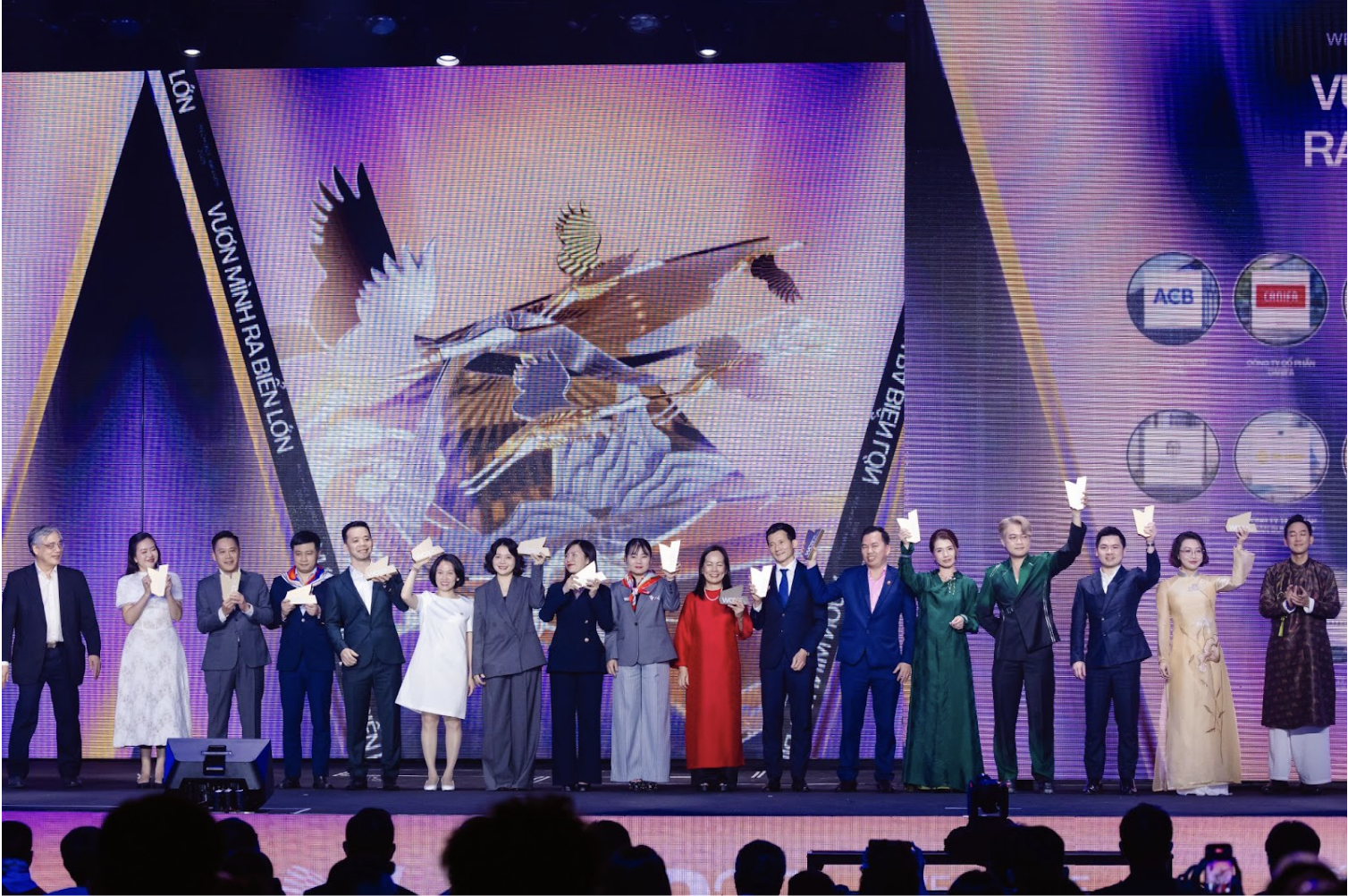 Vươn tầm, tử tế và bền vững: Doanh nghiệp cùng viết tiếp câu chuyện Việt Nam tại Gala WeChoice Awards 2025- Ảnh 1. Vươn tầm, tử tế và bền vững: Doanh nghiệp cùng viết tiếp câu chuyện Việt Nam tại Gala WeChoice Awards 2025- Ảnh 1.