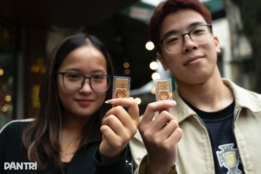 Doanh nghiệp đẩy giá vàng nhẫn lên sát 185 triệu đồng/lượng - 1