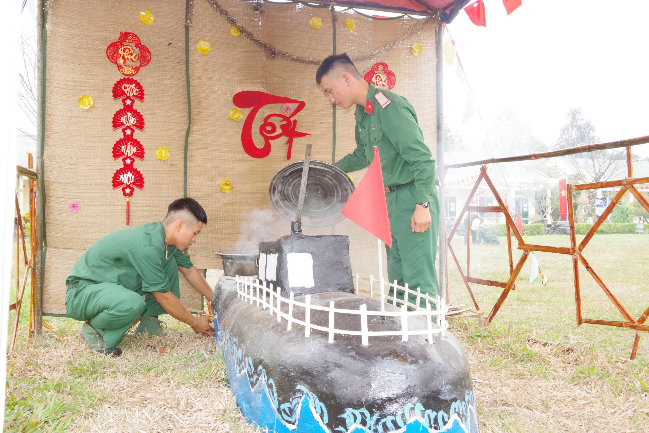 Độc lạ bếp nấu bánh chưng hình tên lửa đạn đạo, tàu ngầm, xe tăng... 1 bánh chưng - Ảnh 1.