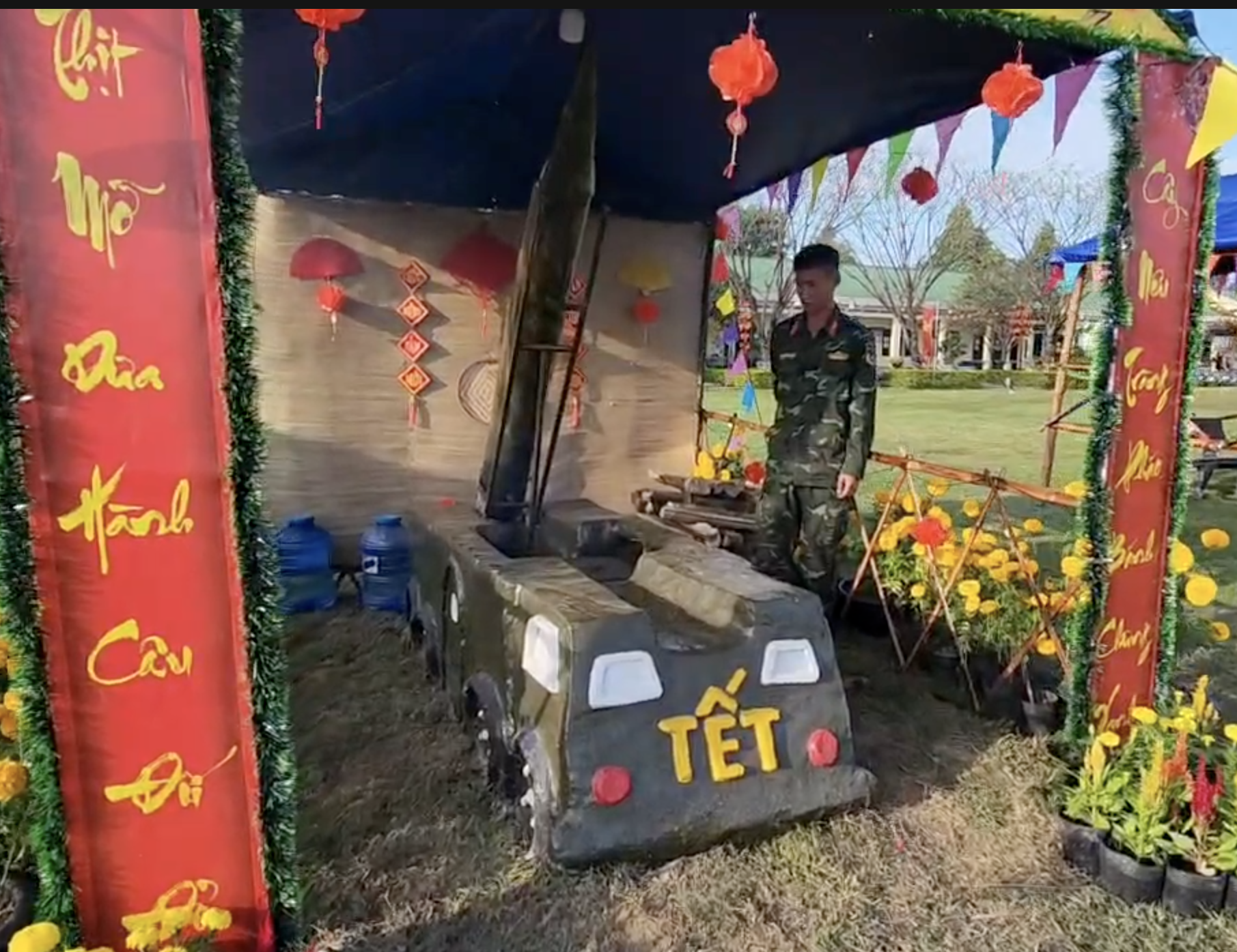 Độc lạ bếp nấu bánh chưng hình tên lửa đạn đạo, tàu ngầm, xe tăng... 2 bánh chưng - Ảnh 2.