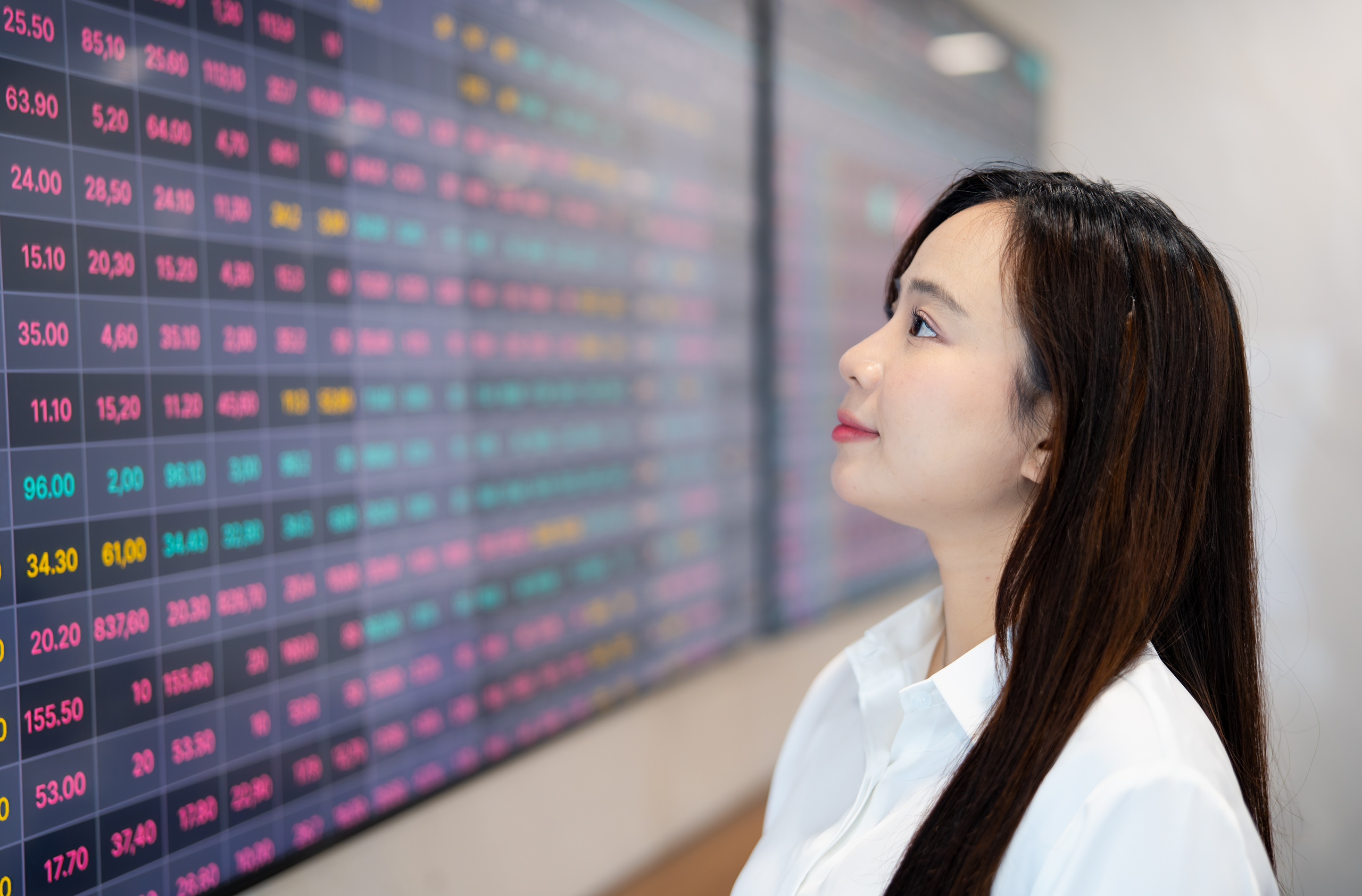 Đọc nhanh 24-2: Vàng tăng dựng đứng, chứng khoán Mỹ rực lửa, VN-Index ra sao? - Ảnh 1.