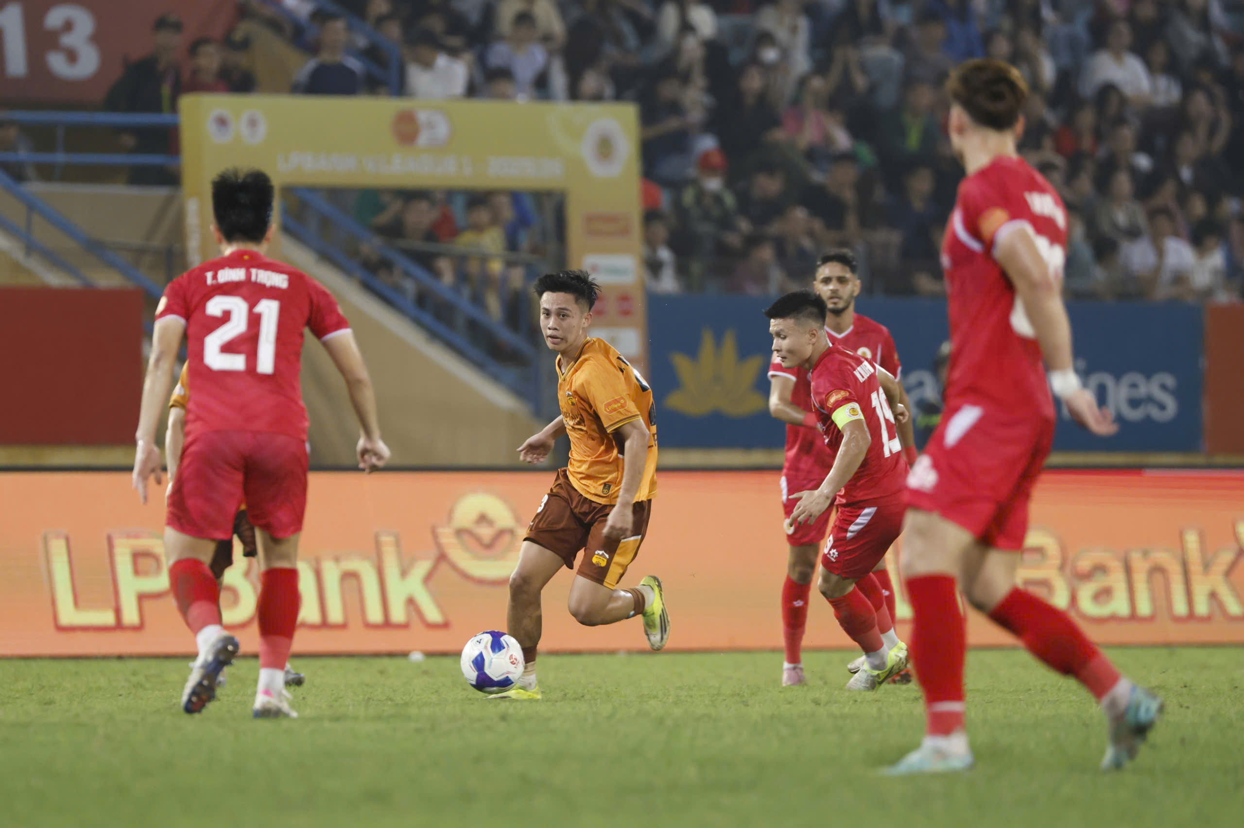 Bảng xếp hạng V-League mới nhất: Đội CAHN ‘ngạo nghễ’ tốp 1, HAGL thua ngược tụt xuống vị trí thấp- Ảnh 2. Bảng xếp hạng V-League mới nhất: Đội CAHN ‘ngạo nghễ’ tốp 1, HAGL thua ngược tụt xuống vị trí thấp- Ảnh 2.