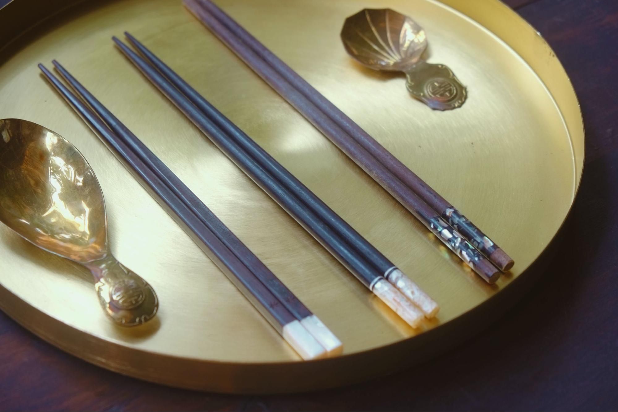 Đôi đũa đầu năm - món quà nhỏ mang theo lời chúc đủ đầy- Ảnh 1.