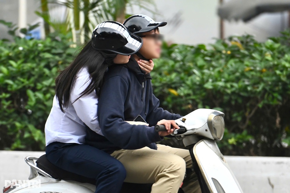 Đội mũ bảo hiểm đẹp, rẻ: Nhiều ca cấp cứu gắp mảnh vỡ găm sâu vào sọ não - 1