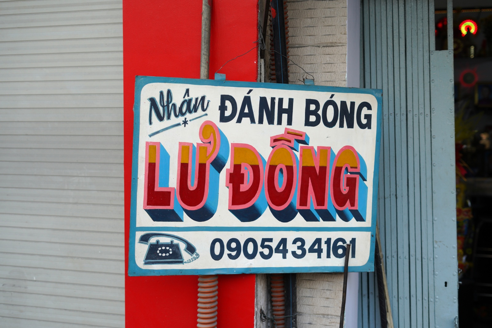 Gặp “đệ nhất cao thủ đánh bóng lư đồng” ở TP.HCM: Đôi tay thu hút sự chú ý- Ảnh 1.