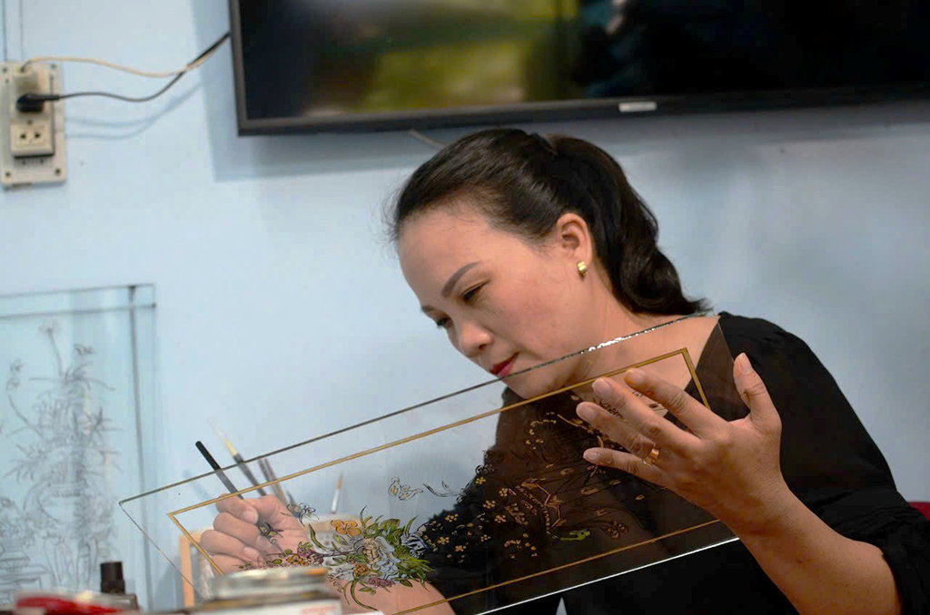 Nghề xưa cố đô còn một chút này: Đôi tay vàng níu nghề tranh kính- Ảnh 1.