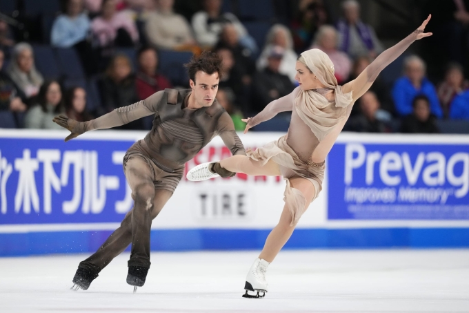 Olivia Smart (phải) và Tim Dieck trong phần thi free dance tại giải ISU Grand Prix, thành phố Allen, bang Texas, Mỹ ngày 20/10/2025. Ảnh: ISU