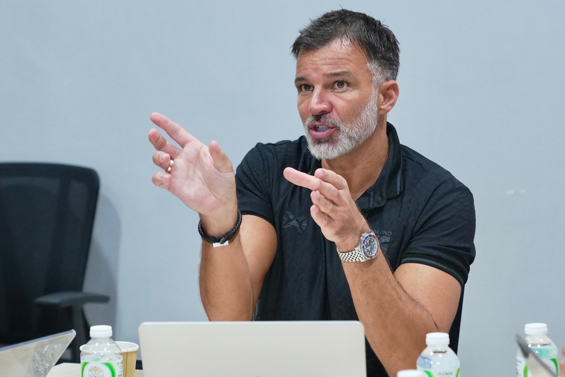 Đội tuyển Thái Lan sắp đấu trận ‘sinh tử’ giải châu Á, HLV Hudson lo sốt vó vì…- Ảnh 1.