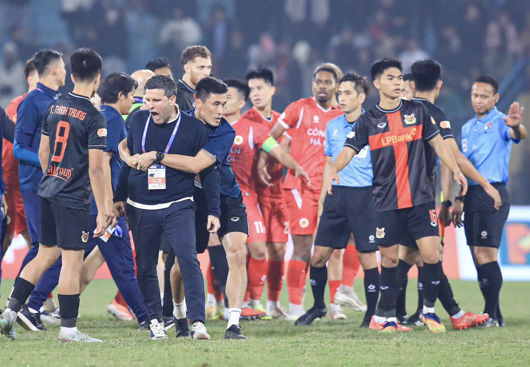 V-League tái xuất kịch tính, HLV Kim Sang-sik ‘săn đầu người’ đại chiến Malaysia: Đội tuyển Việt Nam cực mạnh
- Ảnh 1.