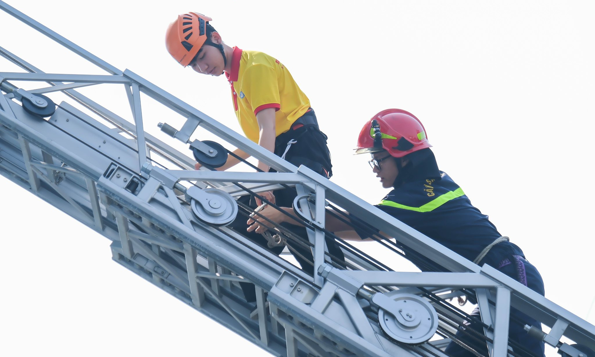 Đón Tết bằng việc tử tế, chiến sĩ xuân tình nguyện lan tỏa 'Tết văn minh' khắp ngõ TP.HCM - Ảnh 2.