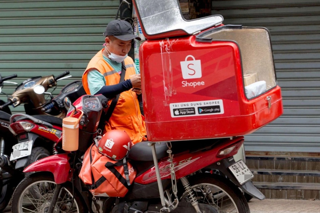 Đơn hàng chất đống dịp cận Tết, khách ngóng shipper từng giờ - 2